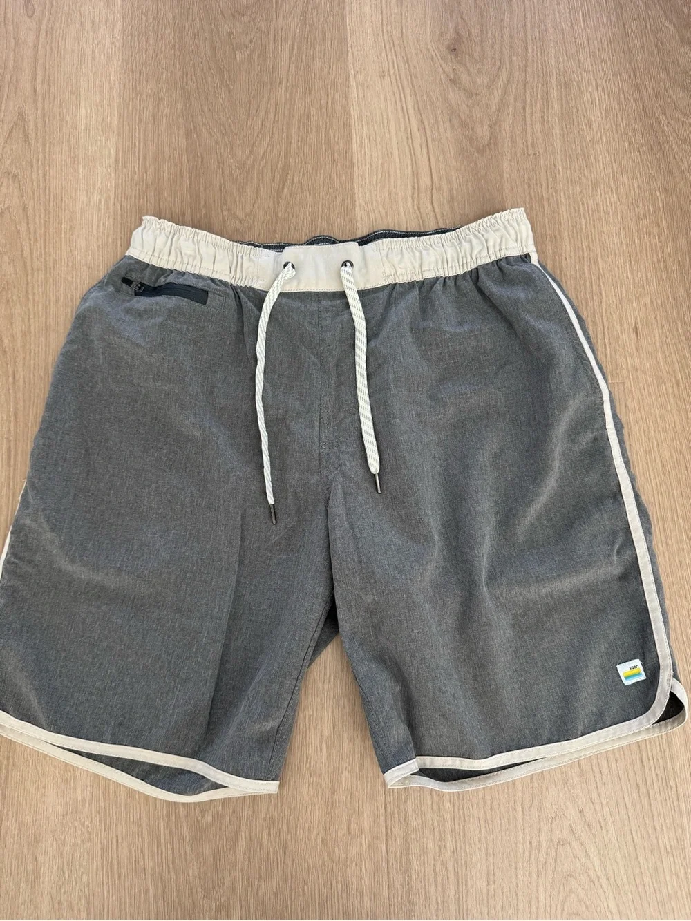 Vuori Banks Shorts Gray with Cream Trim